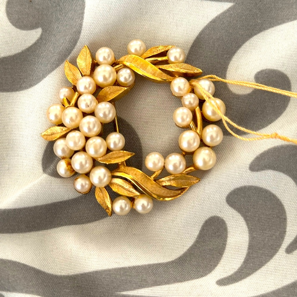 Crown Trifari Brooch Faux Pearls Textured Gold Tone Leaves Circle Brooch